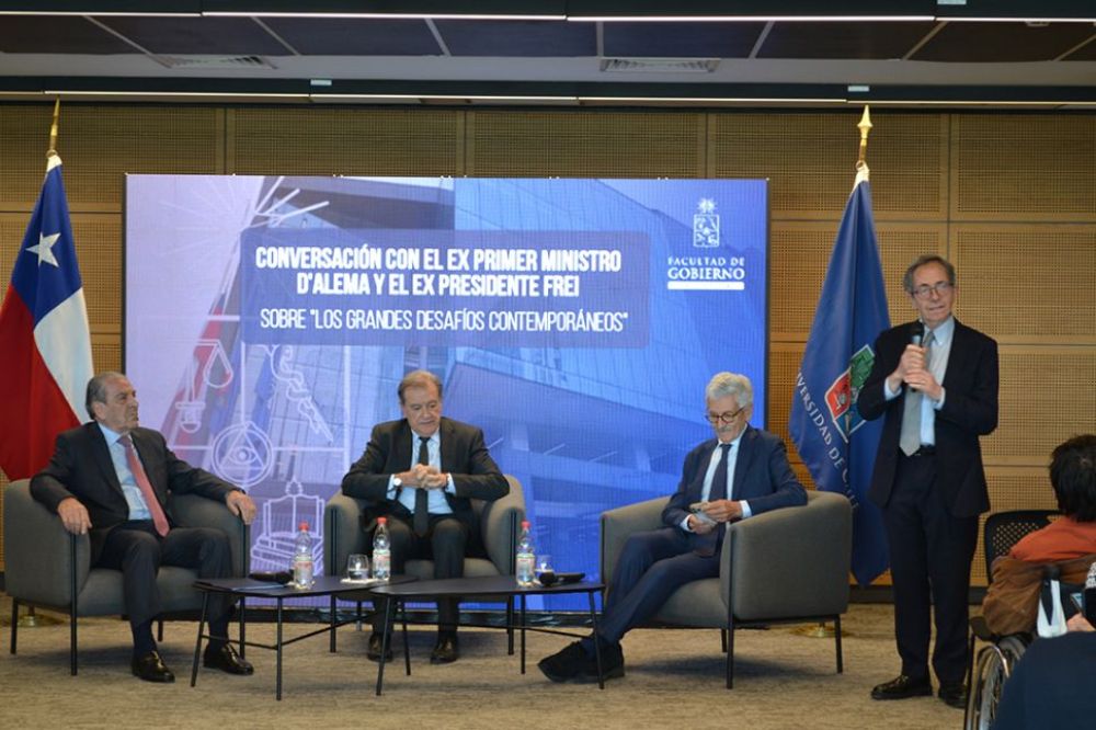 En la imagen se pueden ver a distintas autoridades universitarias que participaron en el encuentro, junto al ex presidente de Chile, Eduardo Frei Ruiz-Tagle.